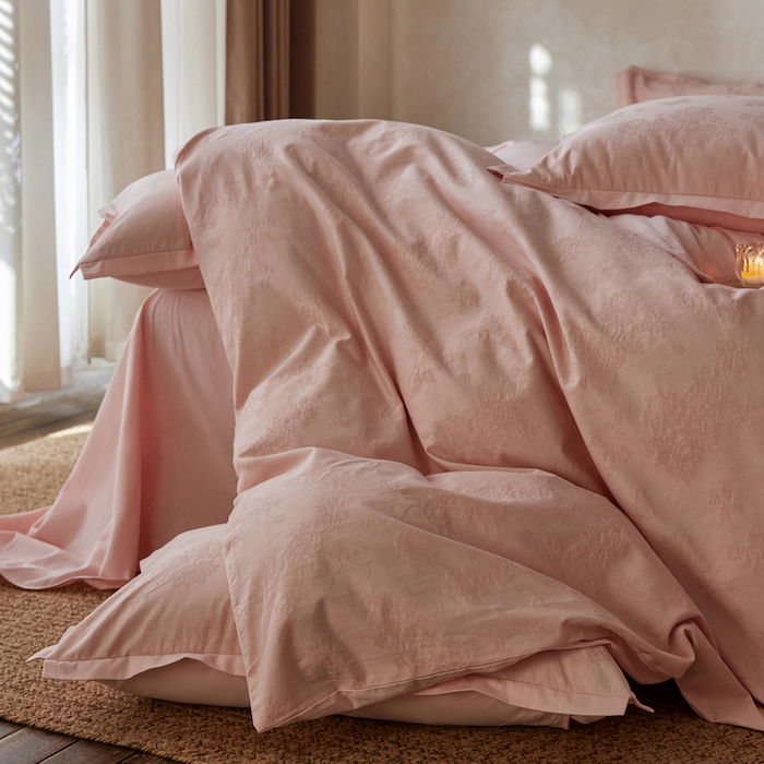 91家纺网 家纺一手货源 找家纺 安莱生活 2025新款A类高定款新疆长绒棉提花拼角磨毛四件套-科罗拉 科罗拉-绯粉