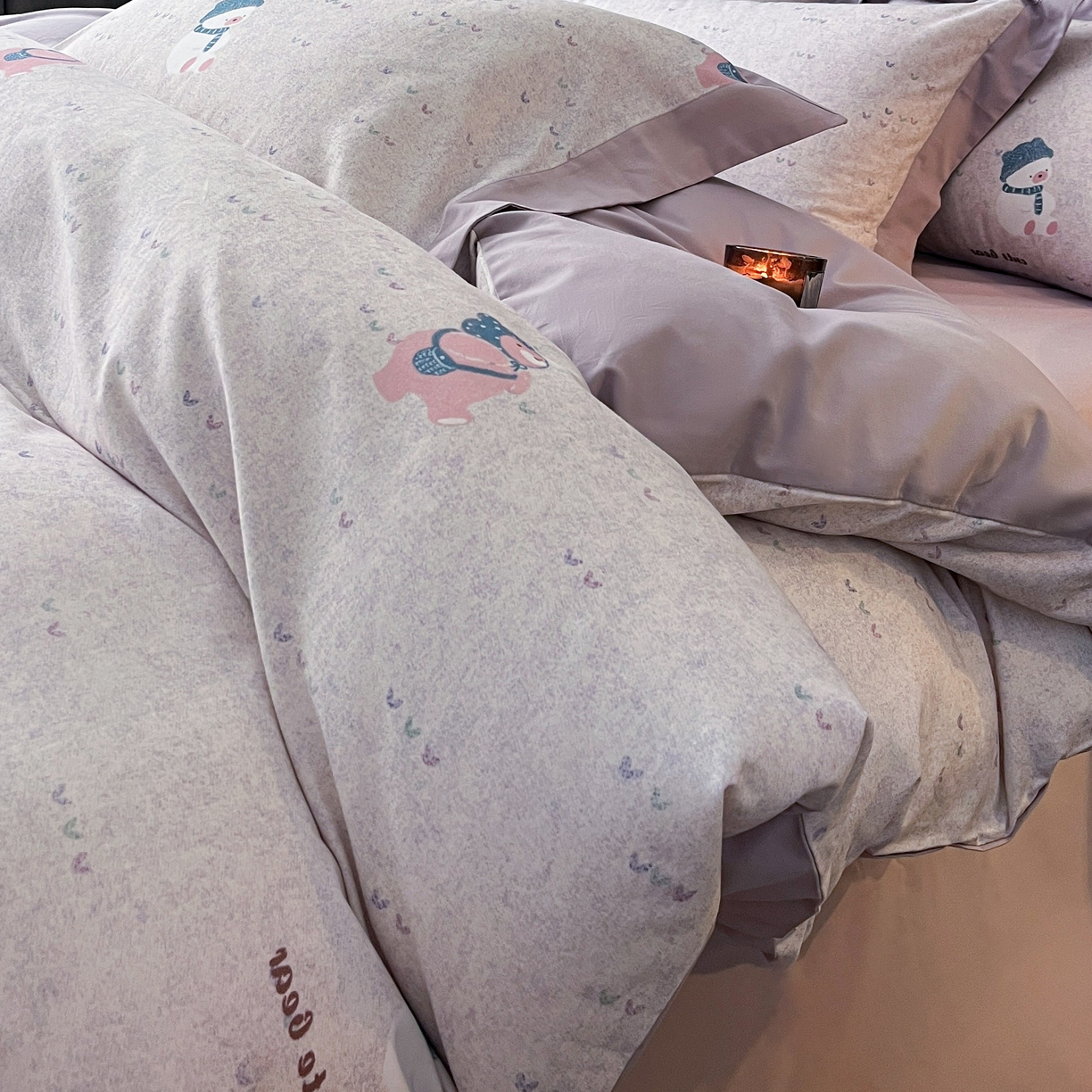 91家纺网 家纺一手货源 找家纺 慕晨 2025新款全棉纯棉磨毛轻奢数码印花直播热款四件套 幸福熊