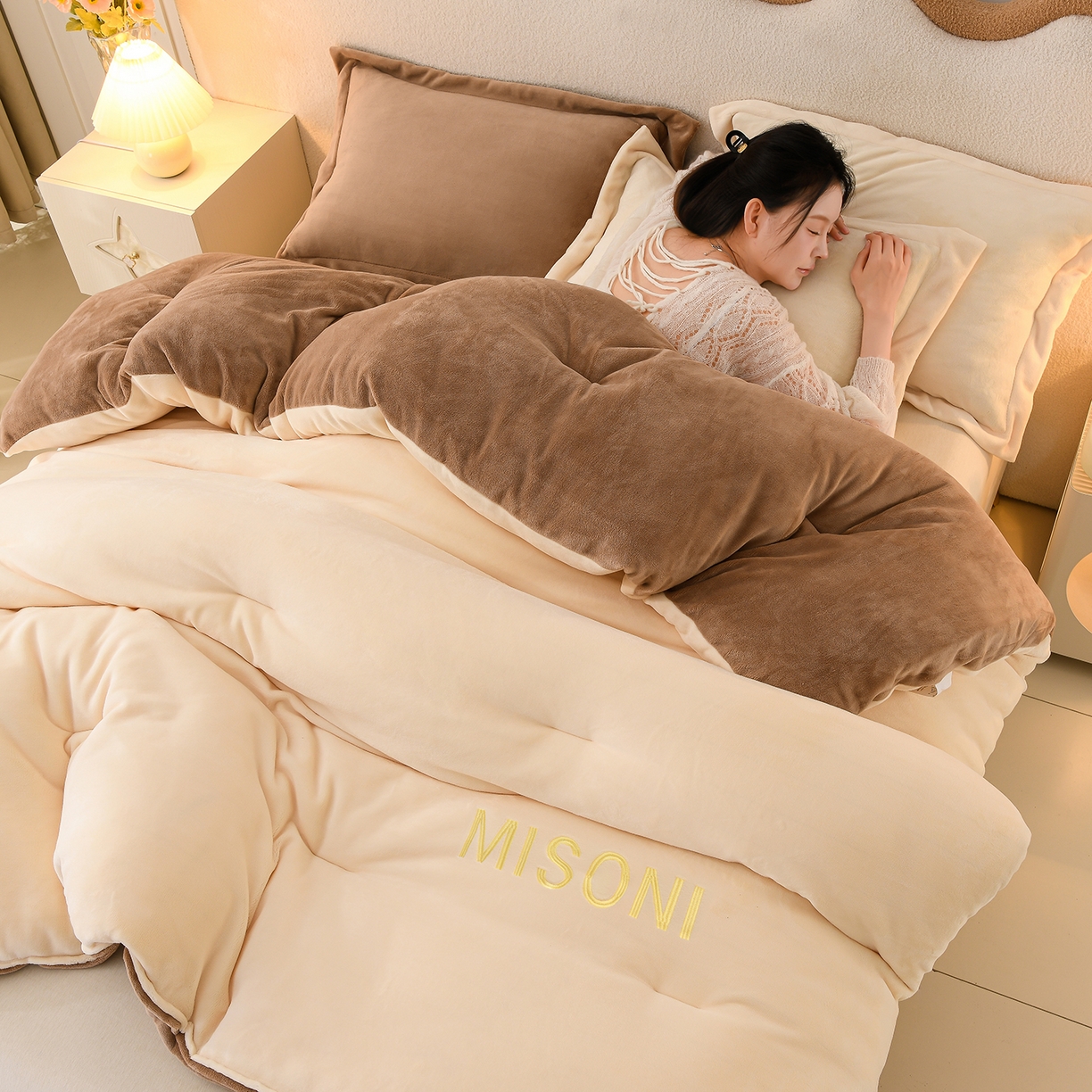 91家纺网 家纺一手货源 找家纺 锦逸家居 2025新款亲肤舒适牛奶绒羽丝棉冬被被子被芯 奶油白+咖啡