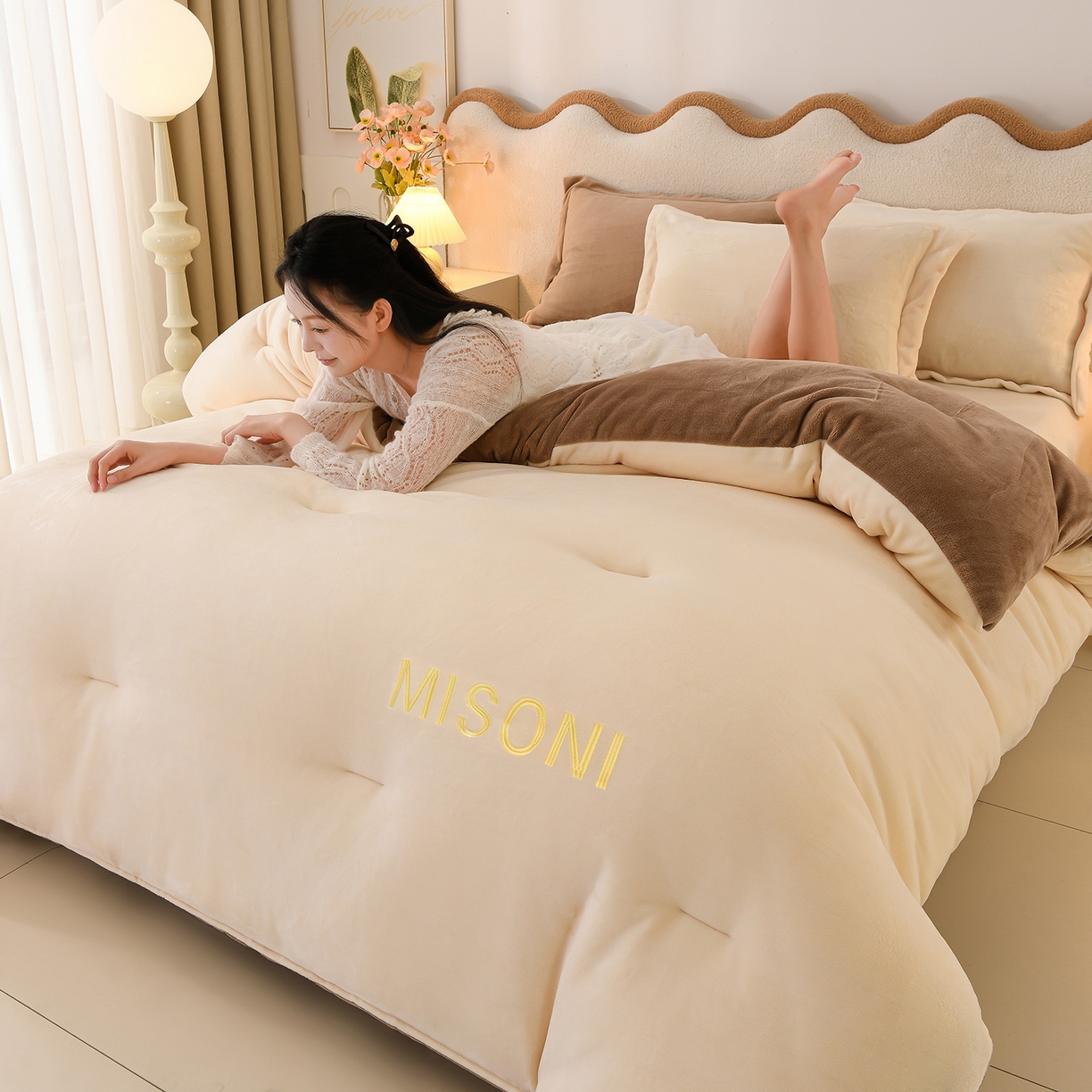 91家纺网 家纺一手货源 找家纺 锦逸家居 2025新款亲肤舒适牛奶绒羽丝棉冬被被子被芯 奶油白+咖啡