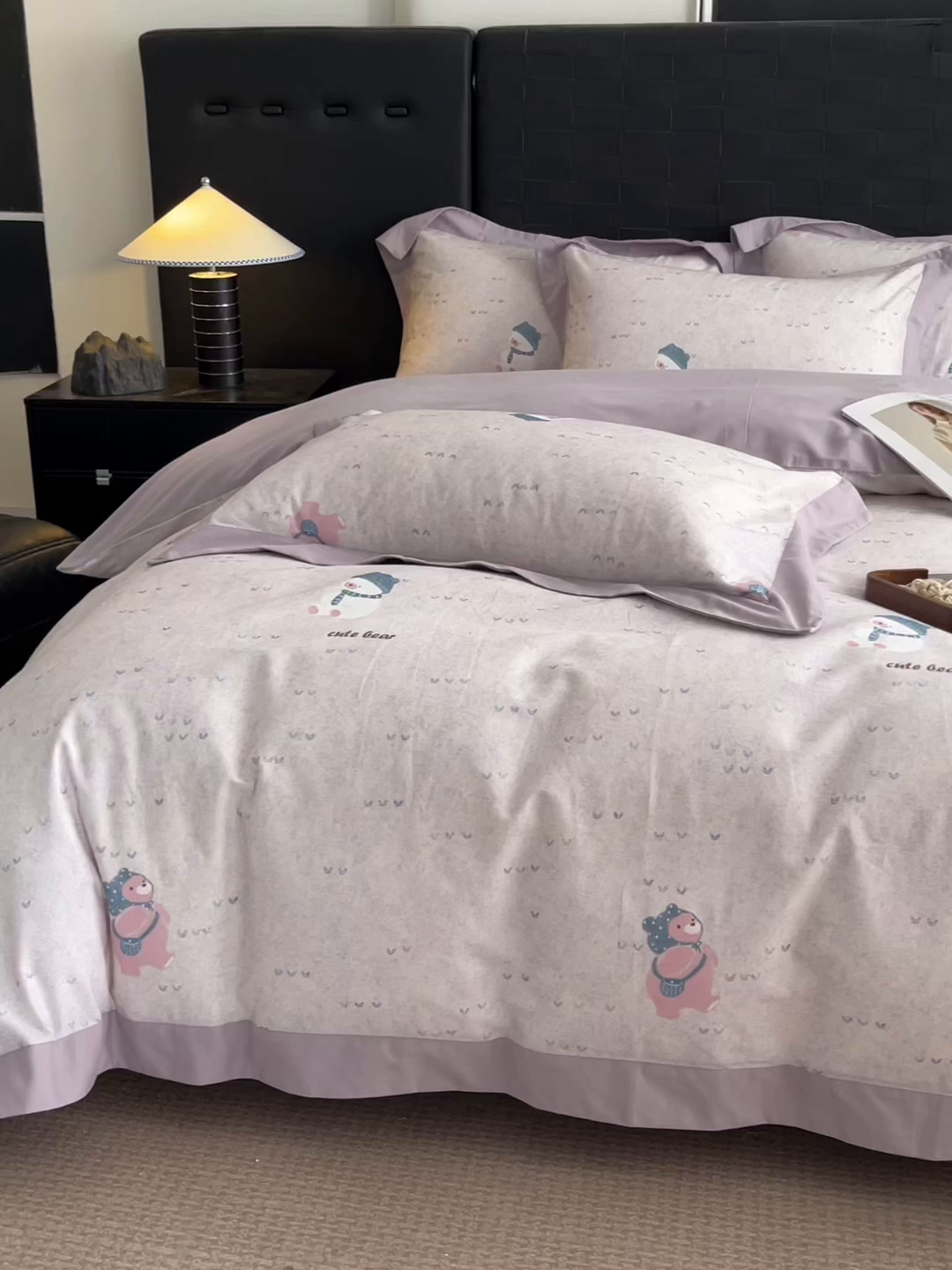 91家纺网 家纺一手货源 找家纺 慕晨 2025新款全棉纯棉磨毛轻奢数码印花直播热款四件套 幸福熊