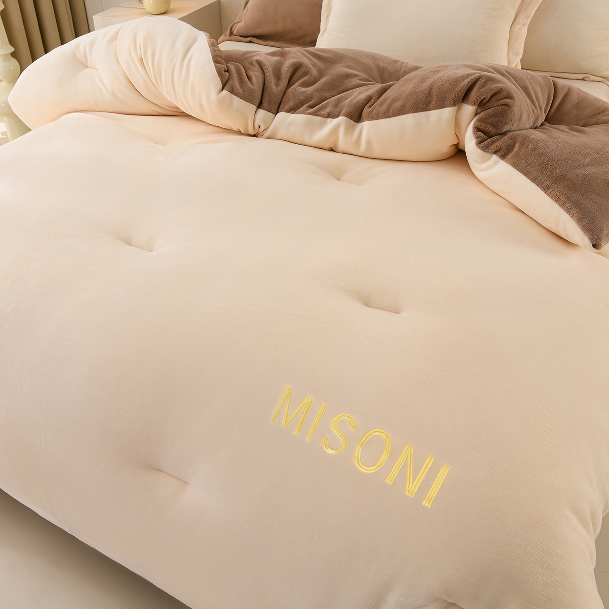 91家纺网 家纺一手货源 找家纺 锦逸家居 2025新款亲肤舒适牛奶绒羽丝棉冬被被子被芯 奶油白+咖啡