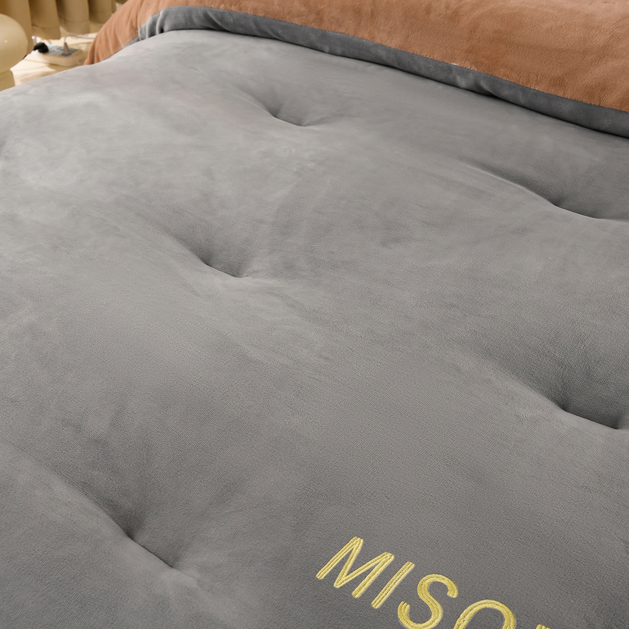 91家纺网 家纺一手货源 找家纺 锦逸家居 2025新款亲肤舒适牛奶绒羽丝棉冬被被子被芯 烟灰+卡其