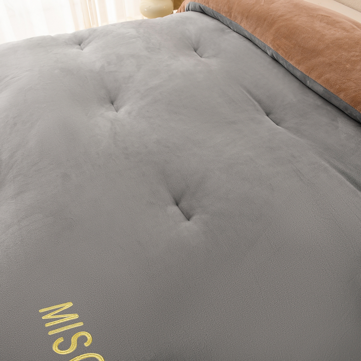 91家纺网 家纺一手货源 找家纺 锦逸家居 2025新款亲肤舒适牛奶绒羽丝棉冬被被子被芯 烟灰+卡其