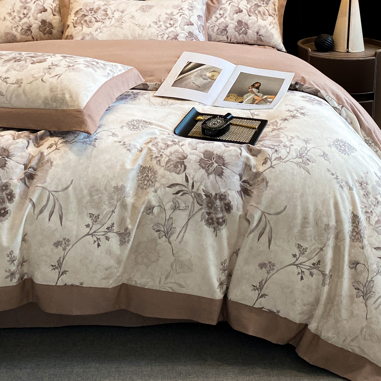 91家纺网 家纺一手货源 找家纺 慕晨 2025新款全棉纯棉磨毛轻奢数码印花直播热款四件套 远黛-灰