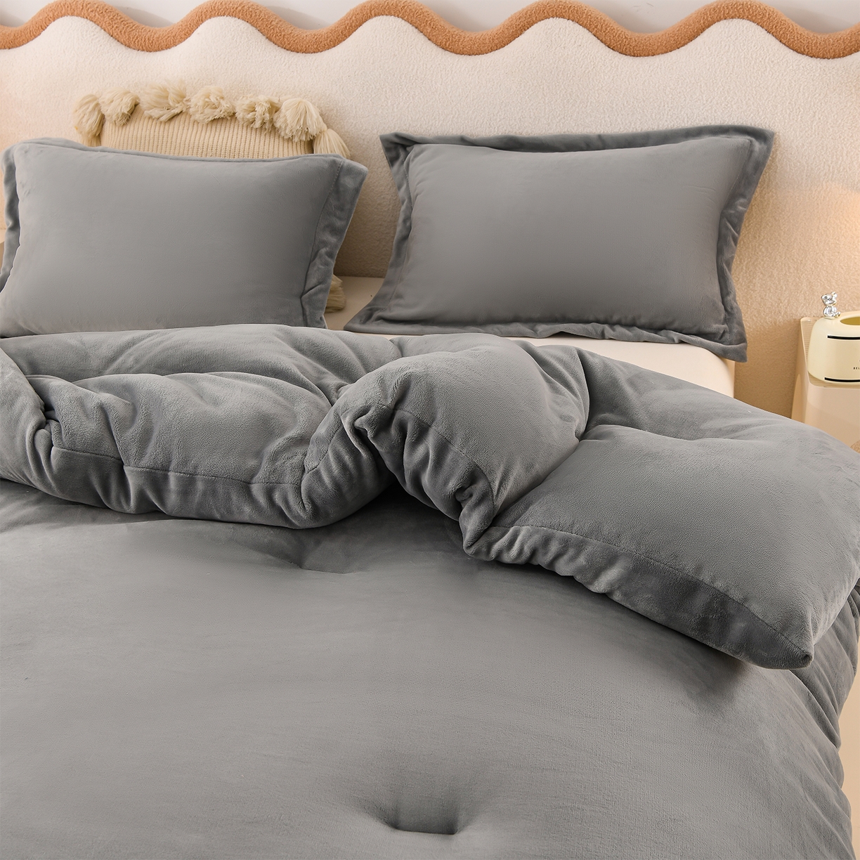 91家纺网 家纺一手货源 找家纺 锦逸家居 2025新款亲肤舒适牛奶绒羽丝棉冬被被子被芯 烟灰