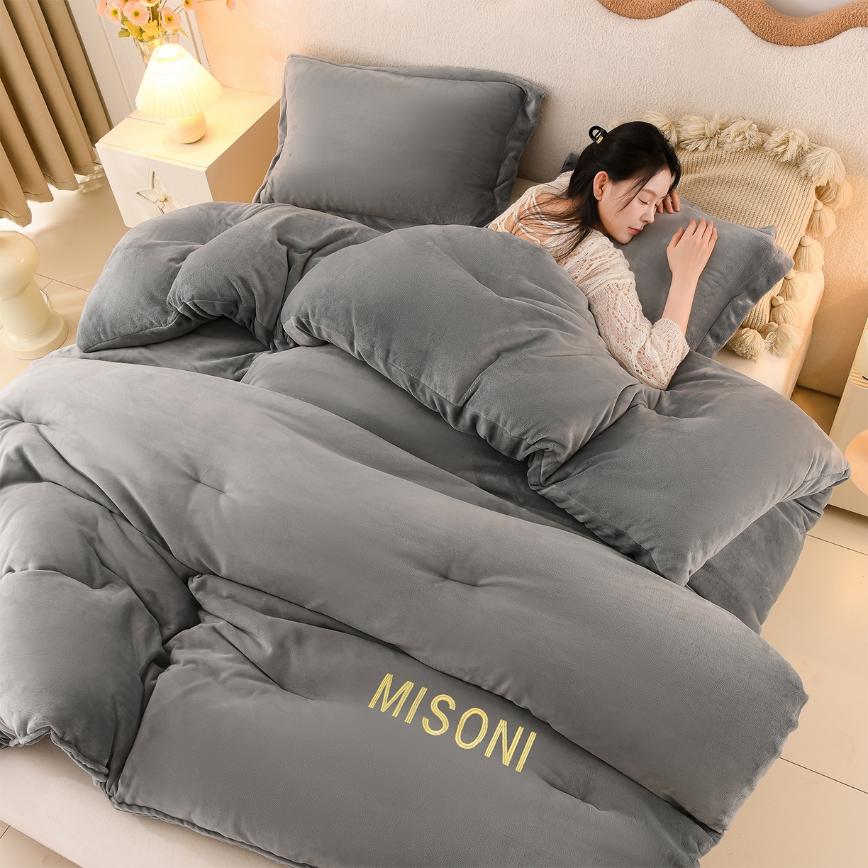 91家纺网 家纺一手货源 找家纺 锦逸家居 2025新款亲肤舒适牛奶绒羽丝棉冬被被子被芯 烟灰