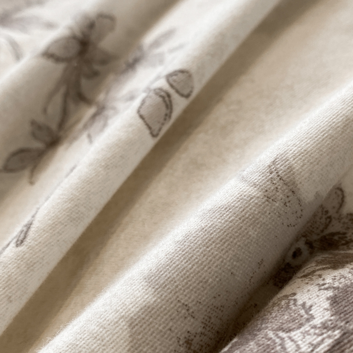 91家纺网 家纺一手货源 找家纺 慕晨 2025新款全棉纯棉磨毛轻奢数码印花直播热款四件套 远黛-灰