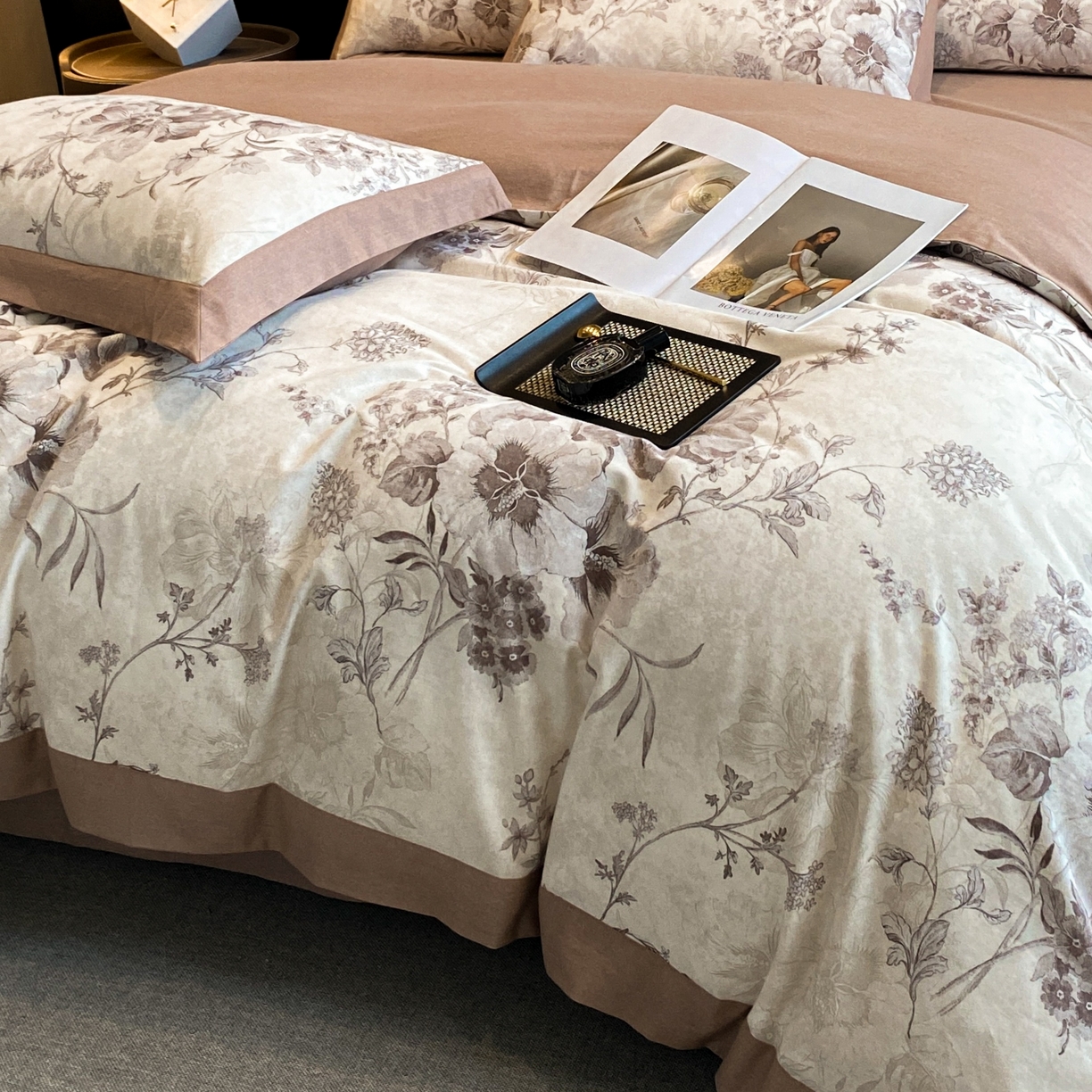 91家纺网 家纺一手货源 找家纺 慕晨 2025新款全棉纯棉磨毛轻奢数码印花直播热款四件套 远黛-灰