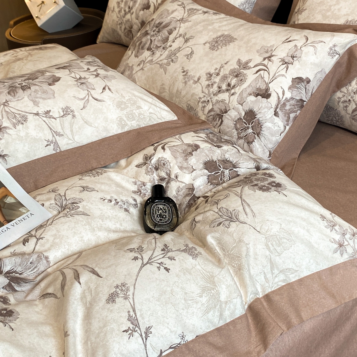 91家纺网 家纺一手货源 找家纺 慕晨 2025新款全棉纯棉磨毛轻奢数码印花直播热款四件套 远黛-灰