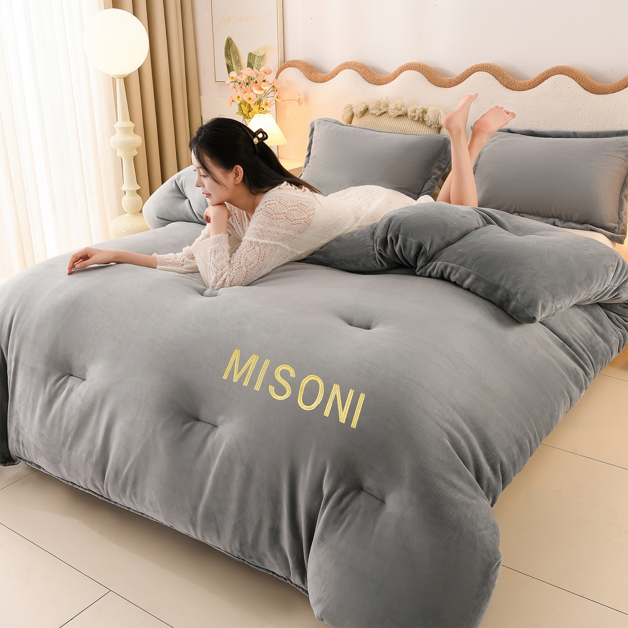 91家纺网 家纺一手货源 找家纺 锦逸家居 2025新款亲肤舒适牛奶绒羽丝棉冬被被子被芯 烟灰