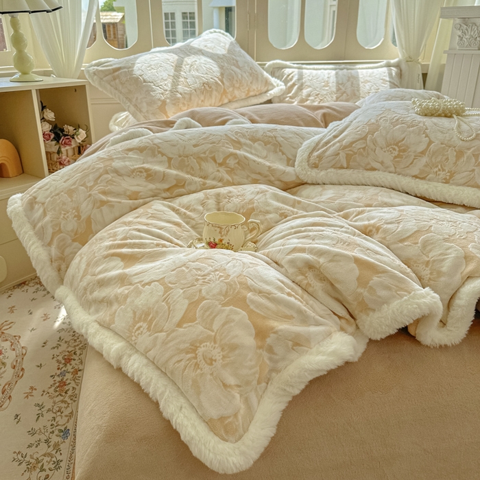 昊川家纺 2025新款小清新牛奶绒雕花图毛绒包边系列四件套 暖杏花语