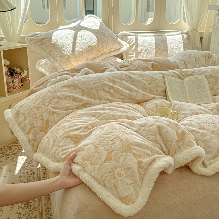 91家纺网 家纺一手货源 找家纺 昊川家纺 2025新款小清新牛奶绒雕花图毛绒包边系列四件套 暖杏花语