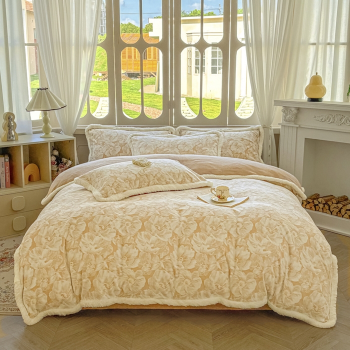 91家纺网 家纺一手货源 找家纺 昊川家纺 2025新款小清新牛奶绒雕花图毛绒包边系列四件套 暖杏花语