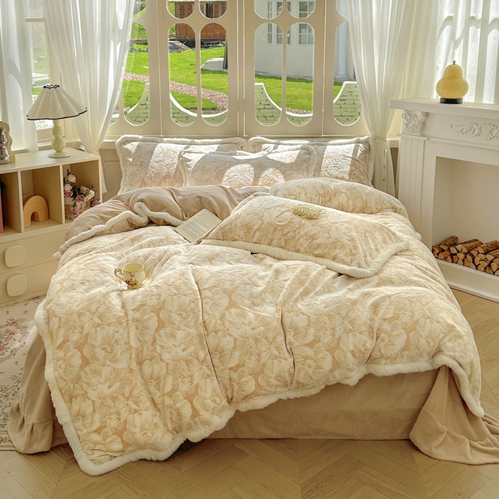 91家纺网 家纺一手货源 找家纺 昊川家纺 2025新款小清新牛奶绒雕花图毛绒包边系列四件套 暖杏花语