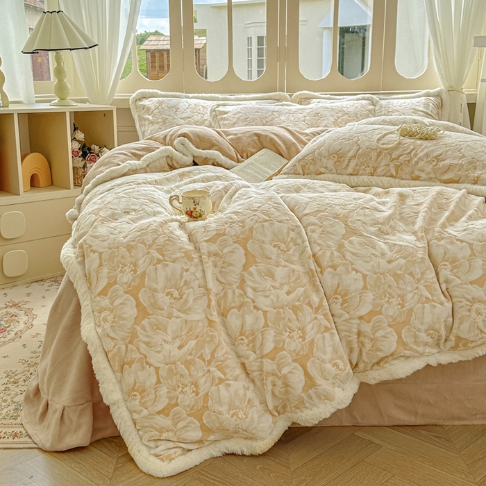 91家纺网 家纺一手货源 找家纺 昊川家纺 2025新款小清新牛奶绒雕花图毛绒包边系列四件套 暖杏花语