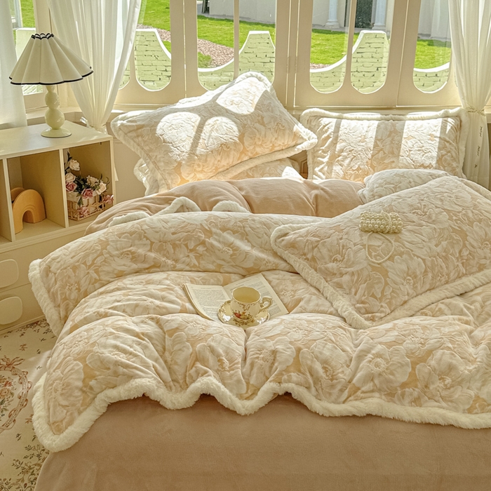 91家纺网 家纺一手货源 找家纺 昊川家纺 2025新款小清新牛奶绒雕花图毛绒包边系列四件套 暖杏花语