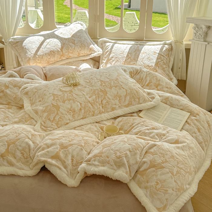 91家纺网 家纺一手货源 找家纺 昊川家纺 2025新款小清新牛奶绒雕花图毛绒包边系列四件套 暖杏花语