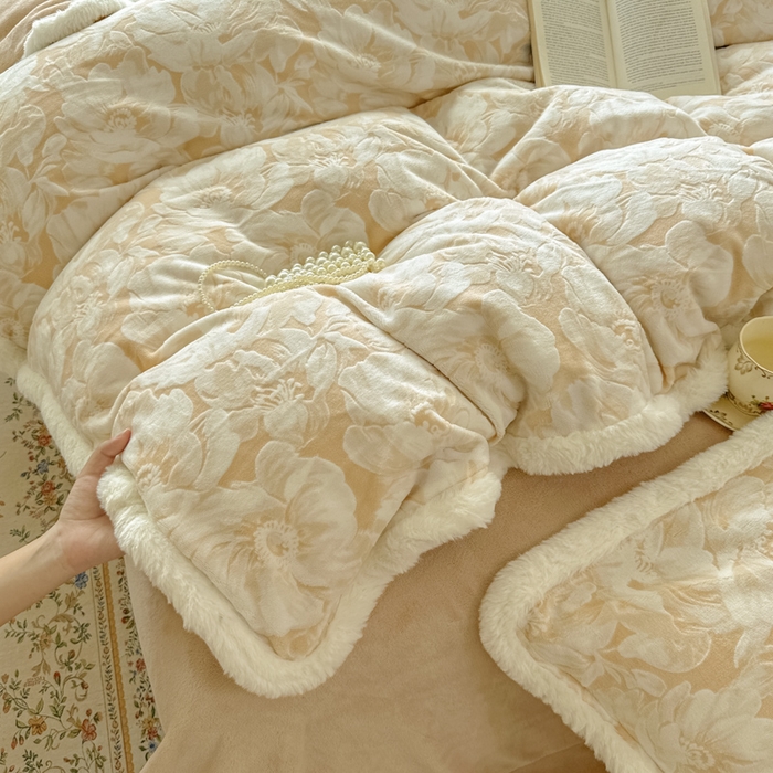 91家纺网 家纺一手货源 找家纺 昊川家纺 2025新款小清新牛奶绒雕花图毛绒包边系列四件套 暖杏花语