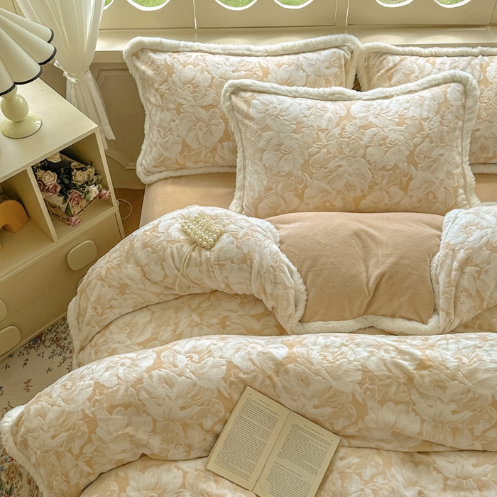 91家纺网 家纺一手货源 找家纺 昊川家纺 2025新款小清新牛奶绒雕花图毛绒包边系列四件套 暖杏花语