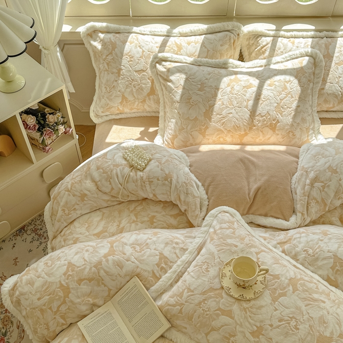 91家纺网 家纺一手货源 找家纺 昊川家纺 2025新款小清新牛奶绒雕花图毛绒包边系列四件套 暖杏花语