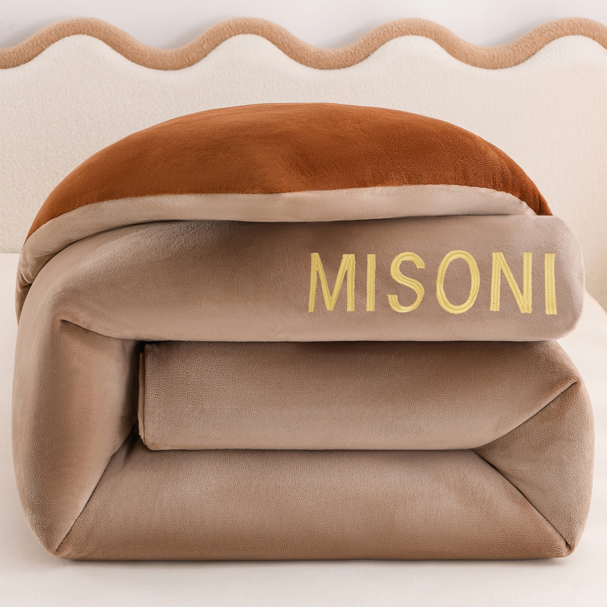 91家纺网 家纺一手货源 找家纺 锦逸家居 2025新款亲肤舒适牛奶绒羽丝棉冬被被子被芯 米驼+深棕