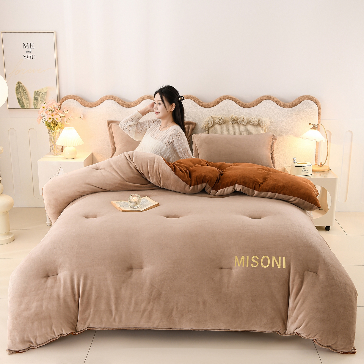 91家纺网 家纺一手货源 找家纺 锦逸家居 2025新款亲肤舒适牛奶绒羽丝棉冬被被子被芯 米驼+深棕