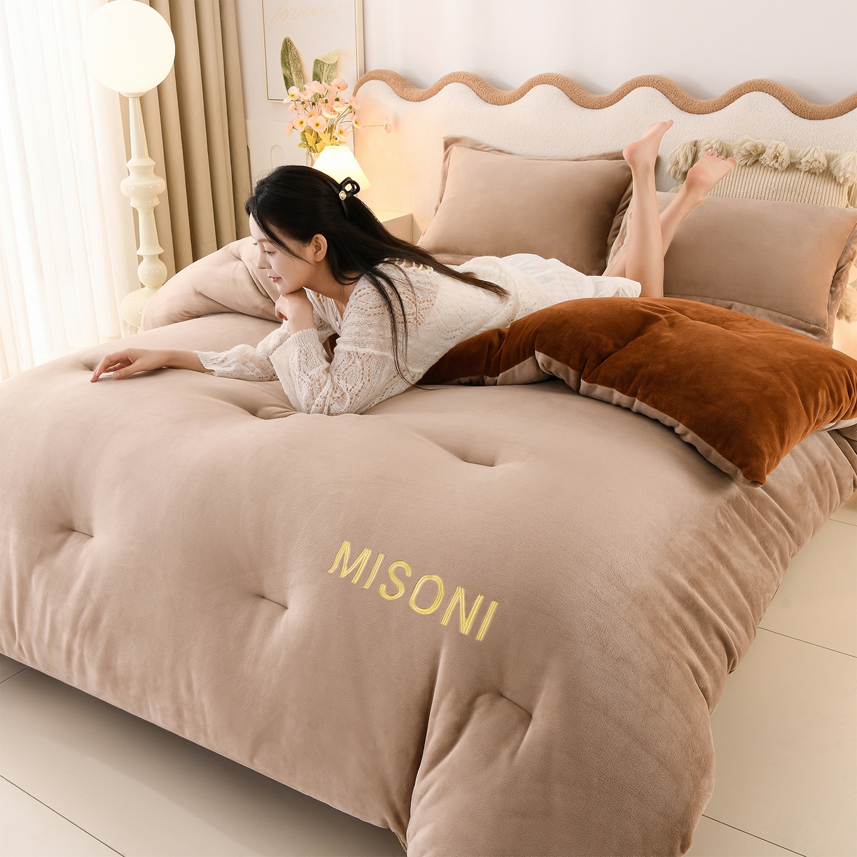 91家纺网 家纺一手货源 找家纺 锦逸家居 2025新款亲肤舒适牛奶绒羽丝棉冬被被子被芯 米驼+深棕