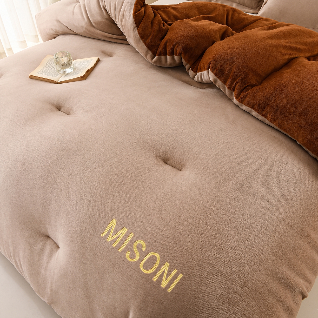 91家纺网 家纺一手货源 找家纺 锦逸家居 2025新款亲肤舒适牛奶绒羽丝棉冬被被子被芯 米驼+深棕