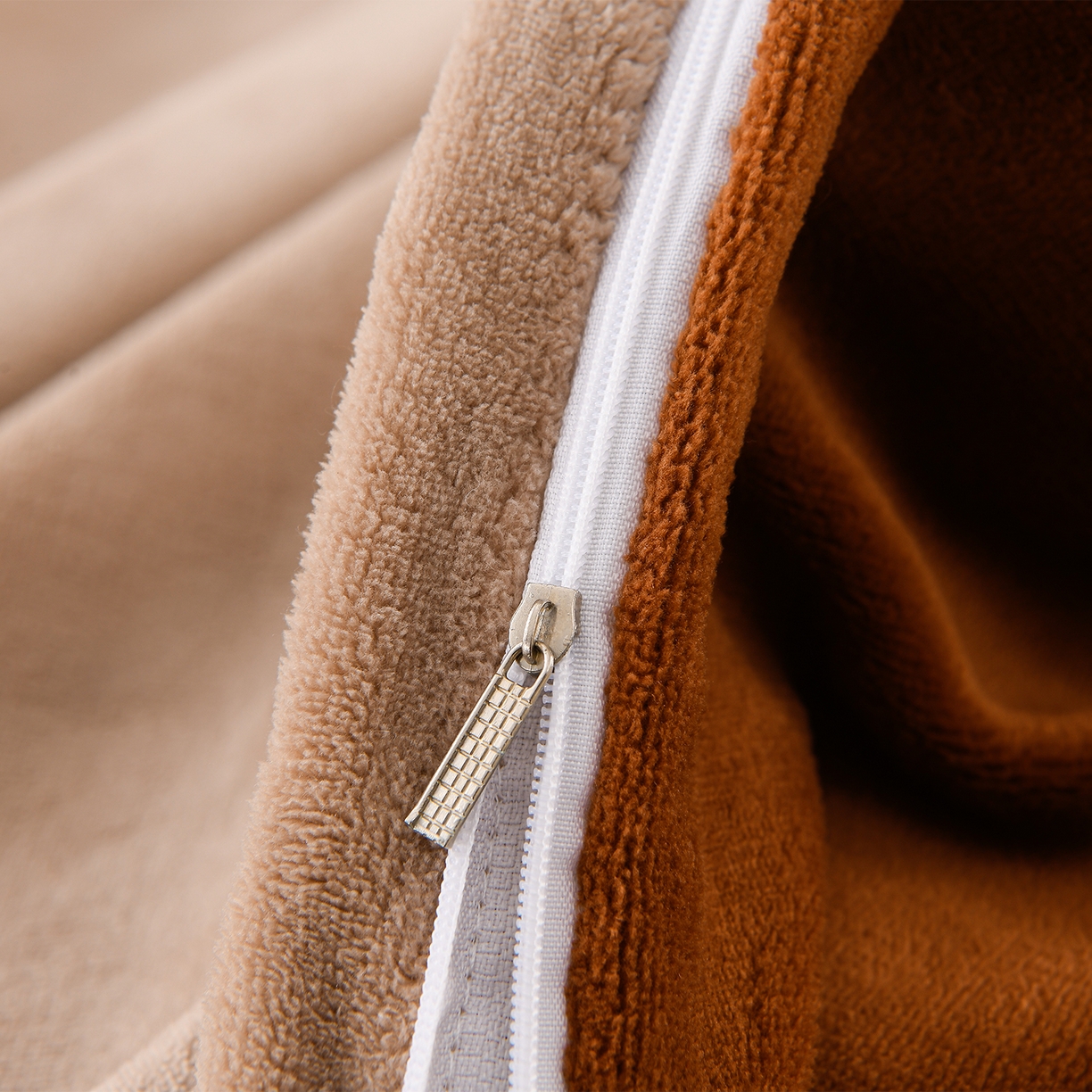 91家纺网 家纺一手货源 找家纺 锦逸家居 2025新款亲肤舒适牛奶绒羽丝棉冬被被子被芯 米驼+深棕