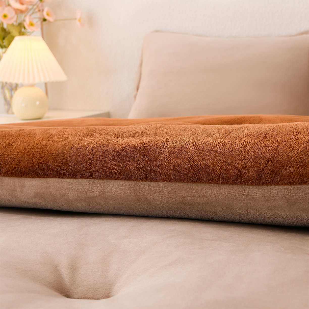 91家纺网 家纺一手货源 找家纺 锦逸家居 2025新款亲肤舒适牛奶绒羽丝棉冬被被子被芯 米驼+深棕