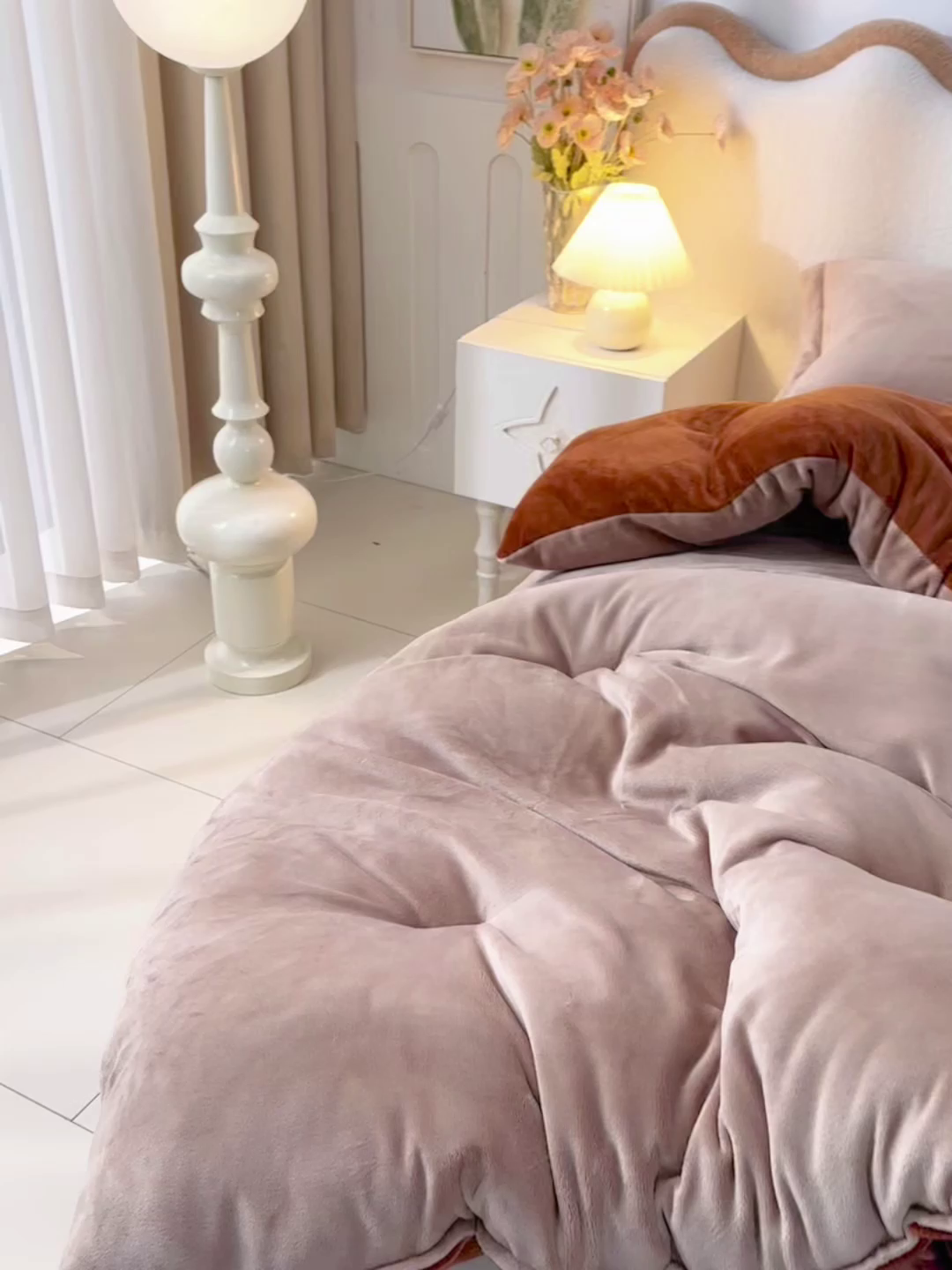 91家纺网 家纺一手货源 找家纺 锦逸家居 2025新款亲肤舒适牛奶绒羽丝棉冬被被子被芯 米驼+深棕