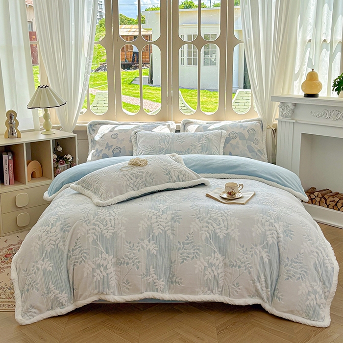 91家纺网 家纺一手货源 找家纺 昊川家纺 2025新款小清新牛奶绒雕花图毛绒包边系列四件套 浅蓝叶梦