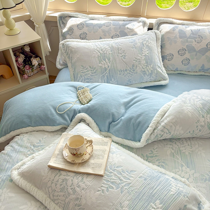 91家纺网 家纺一手货源 找家纺 昊川家纺 2025新款小清新牛奶绒雕花图毛绒包边系列四件套 浅蓝叶梦