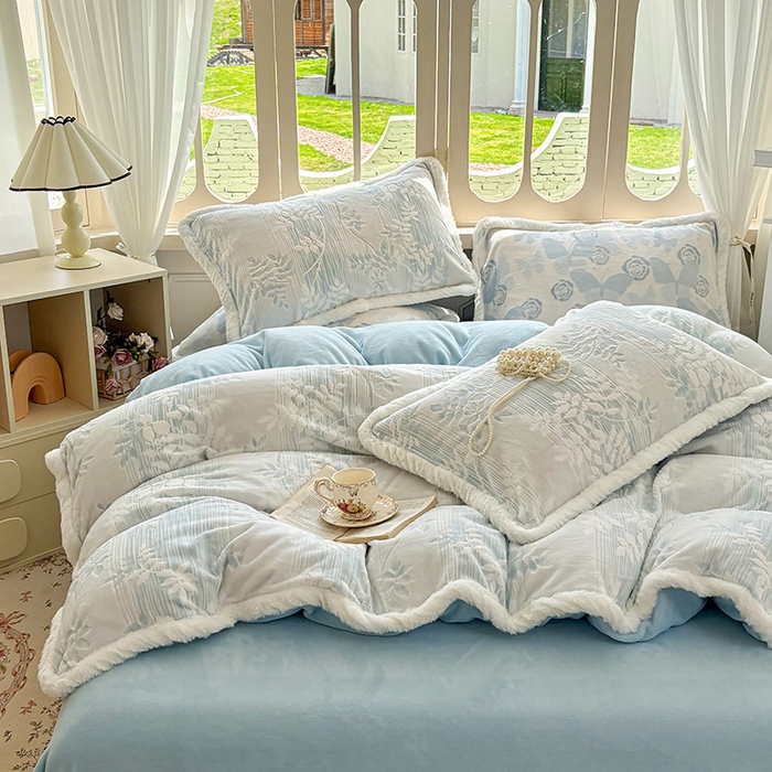 91家纺网 家纺一手货源 找家纺 昊川家纺 2025新款小清新牛奶绒雕花图毛绒包边系列四件套 浅蓝叶梦
