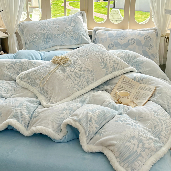 91家纺网 家纺一手货源 找家纺 昊川家纺 2025新款小清新牛奶绒雕花图毛绒包边系列四件套 浅蓝叶梦