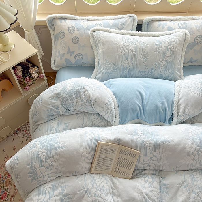 91家纺网 家纺一手货源 找家纺 昊川家纺 2025新款小清新牛奶绒雕花图毛绒包边系列四件套 浅蓝叶梦