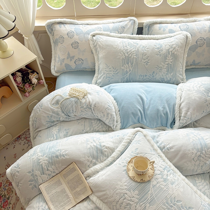 91家纺网 家纺一手货源 找家纺 昊川家纺 2025新款小清新牛奶绒雕花图毛绒包边系列四件套 浅蓝叶梦