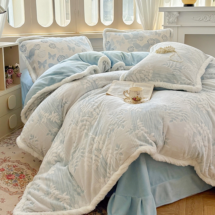 91家纺网 家纺一手货源 找家纺 昊川家纺 2025新款小清新牛奶绒雕花图毛绒包边系列四件套 浅蓝叶梦