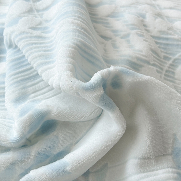 91家纺网 家纺一手货源 找家纺 昊川家纺 2025新款小清新牛奶绒雕花图毛绒包边系列四件套 浅蓝叶梦