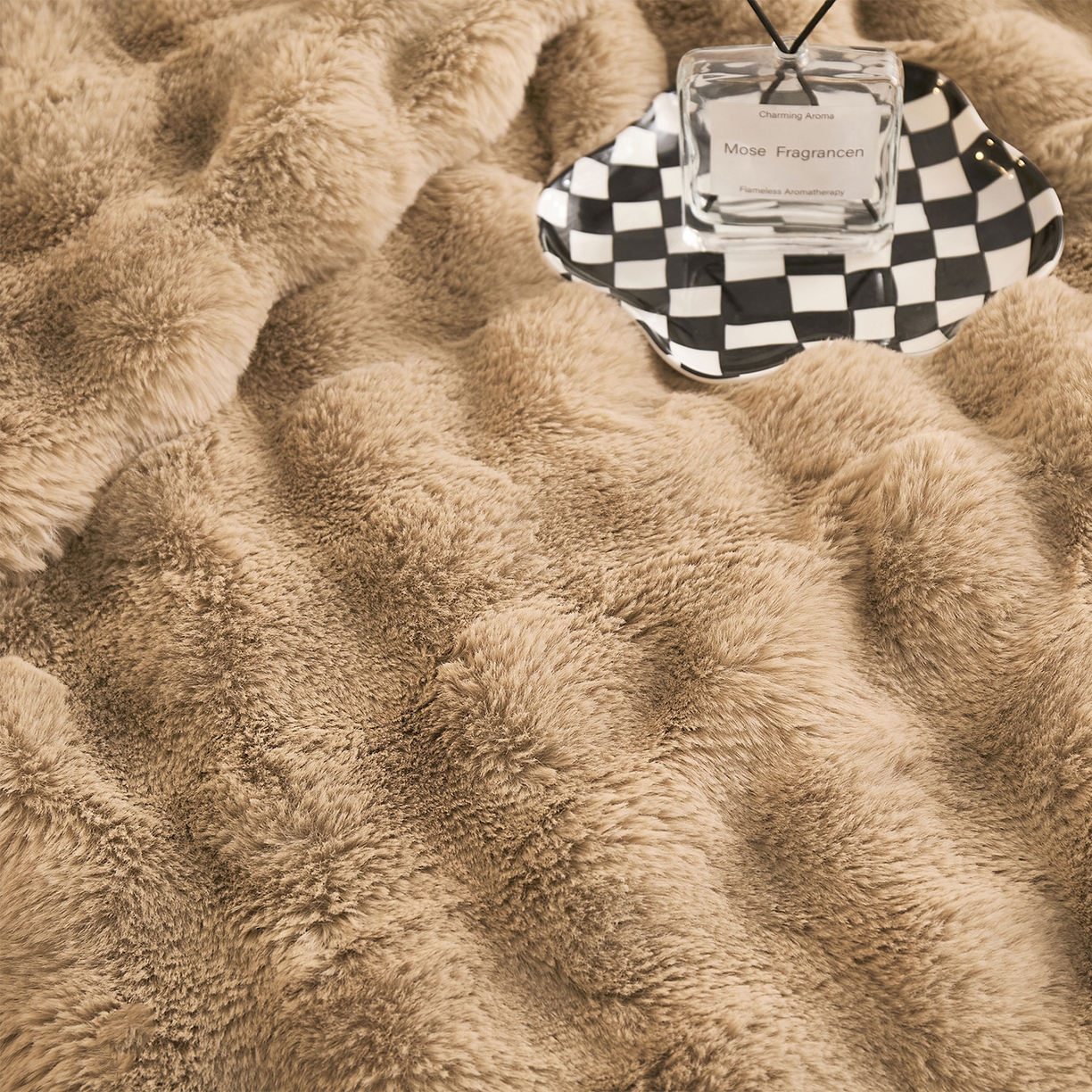 91家纺网 家纺一手货源 找家纺 悦织湾家纺 2025新款轻奢纯色托斯卡纳兔毛绒大泡泡绒毛毯双面都是兔毛高密高克重可供跨境外贸出口 托斯-高雅棕色