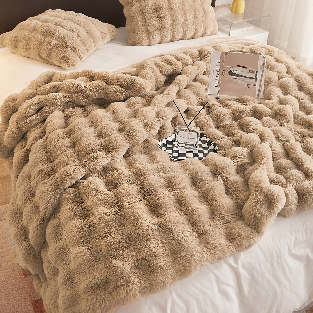 91家纺网 家纺一手货源 找家纺 悦织湾家纺 2025新款轻奢纯色托斯卡纳兔毛绒大泡泡绒毛毯双面都是兔毛高密高克重可供跨境外贸出口 托斯-高雅棕色