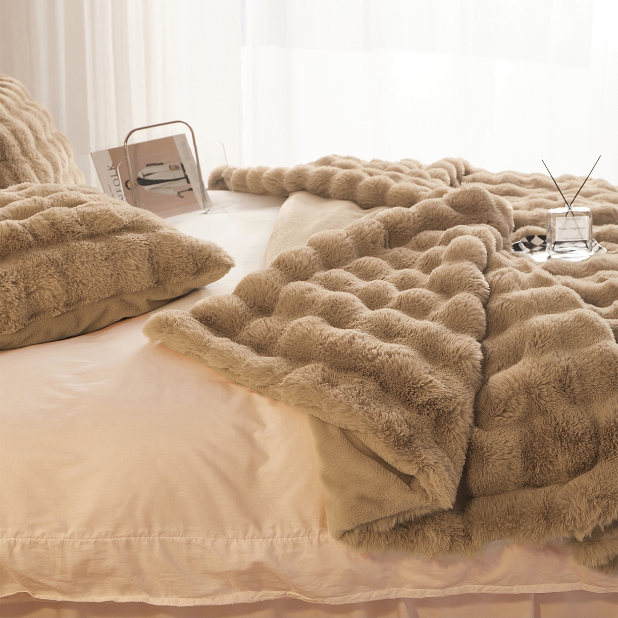 91家纺网 家纺一手货源 找家纺 悦织湾家纺 2025新款轻奢纯色托斯卡纳兔毛绒大泡泡绒毛毯双面都是兔毛高密高克重可供跨境外贸出口 托斯-高雅棕色