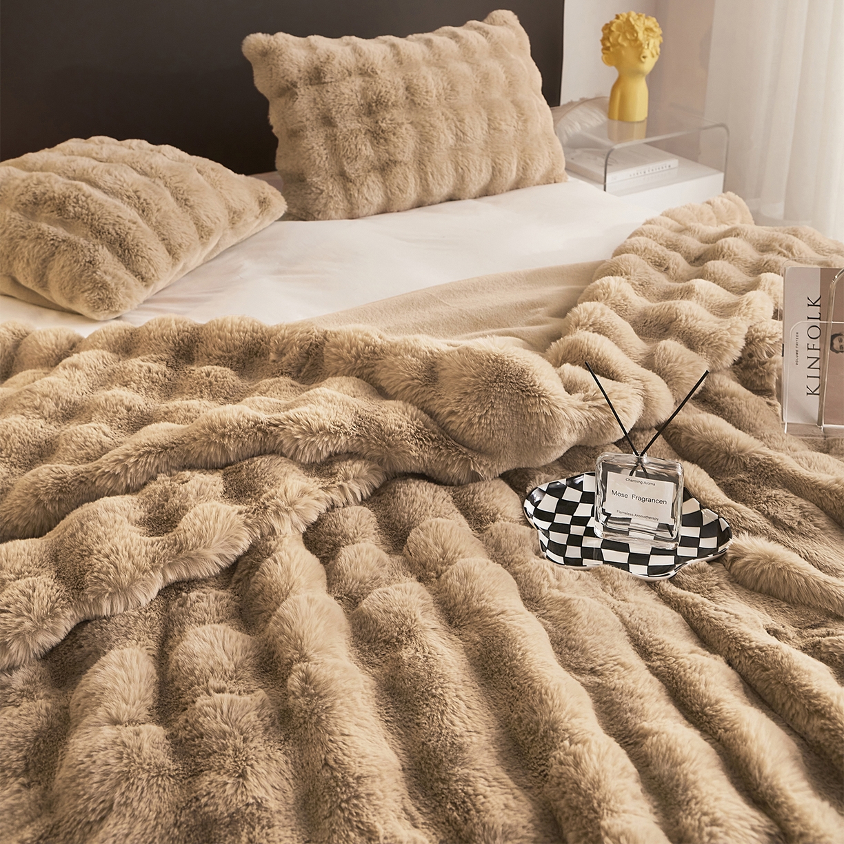 91家纺网 家纺一手货源 找家纺 悦织湾家纺 2025新款轻奢纯色托斯卡纳兔毛绒大泡泡绒毛毯双面都是兔毛高密高克重可供跨境外贸出口 托斯-高雅棕色