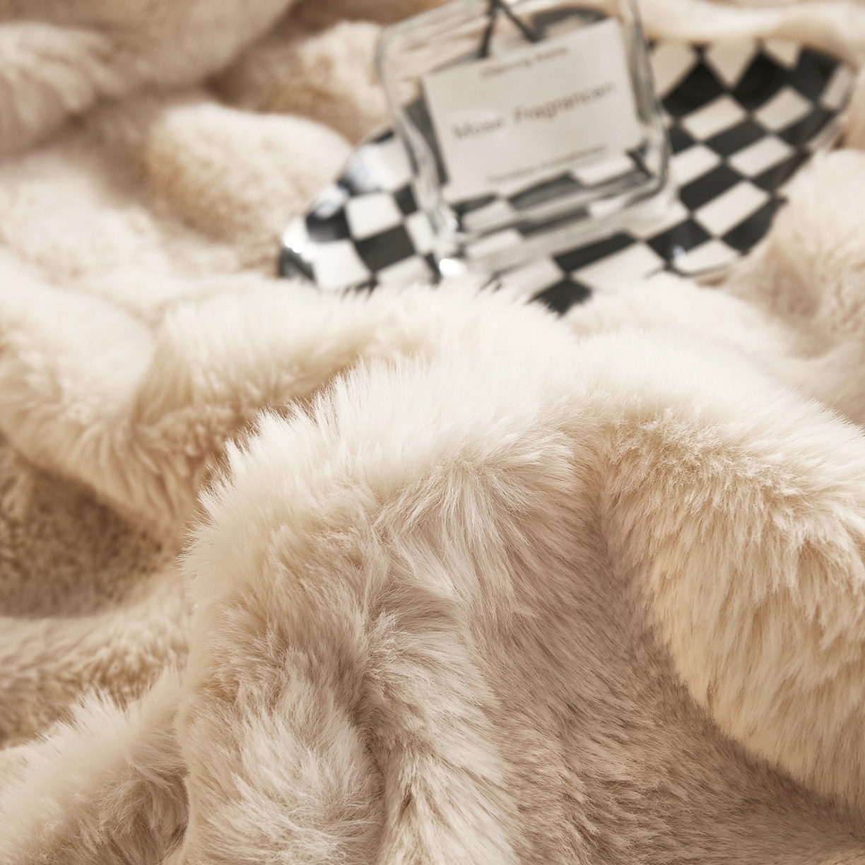 91家纺网 家纺一手货源 找家纺 悦织湾家纺 2025新款轻奢纯色托斯卡纳兔毛绒大泡泡绒毛毯双面都是兔毛高密高克重可供跨境外贸出口 托斯-奶油白