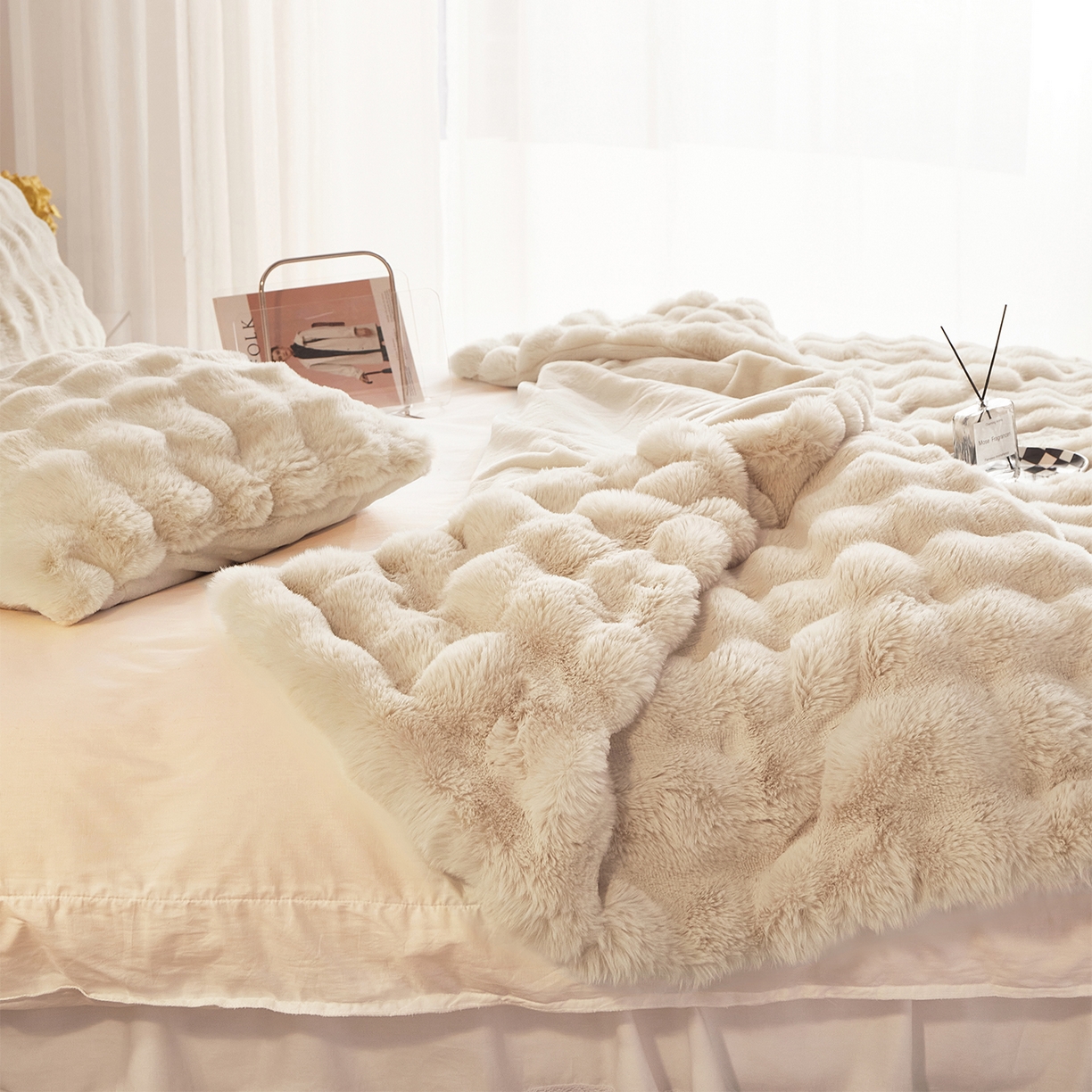 91家纺网 家纺一手货源 找家纺 悦织湾家纺 2025新款轻奢纯色托斯卡纳兔毛绒大泡泡绒毛毯双面都是兔毛高密高克重可供跨境外贸出口 托斯-奶油白