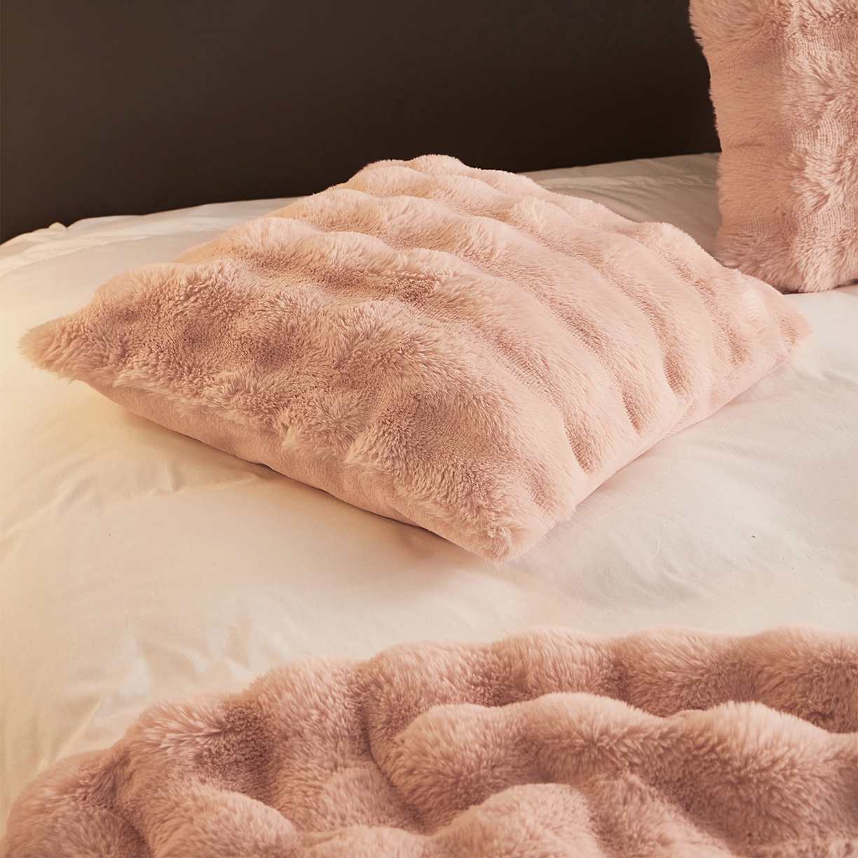 91家纺网 家纺一手货源 找家纺 悦织湾家纺 2025新款轻奢纯色托斯卡纳兔毛绒大泡泡绒毛毯双面都是兔毛高密高克重可供跨境外贸出口 托斯-清新玉粉