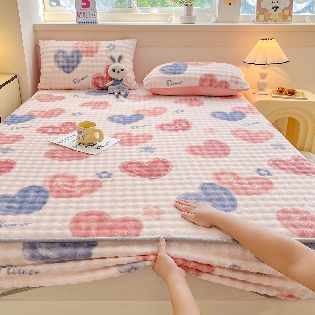 91家纺网 家纺一手货源 找家纺 慕梵家居 2025新款泡泡绒床笠泡泡兔绒床罩外贸可以定做尺寸单品床笠单件床笠 爱心物语