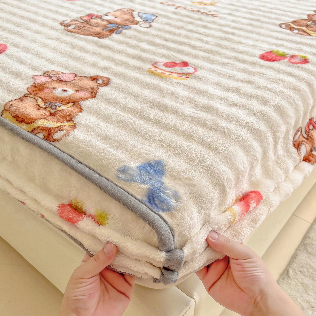 91家纺网 家纺一手货源 找家纺 慕梵家居 2025新款泡泡绒床笠泡泡兔绒床罩外贸可以定做尺寸单品床笠单件床笠 抱抱熊