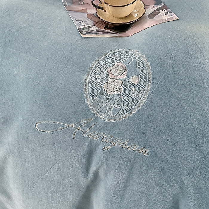 91家纺网 家纺一手货源 找家纺 （总）梓之赫 2025新款全消光雕花绒牛奶绒刺绣四件套-香颂